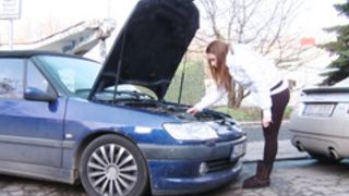 Пацан полизал няшке побритую киску и оттрахал её на диване до камшота в рот