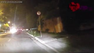 Мужики на улице дали замужней шлюхе в рот и втроём пустили её по кругу