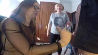 Сучка делает минет в очках и старуха ей помогает