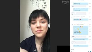 Брюнетка мастурбирует пизду крупным планом перед камерой