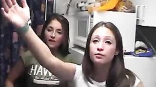Пьяные студентки на вечеринке не стесняются показывать свои письки и сиськи