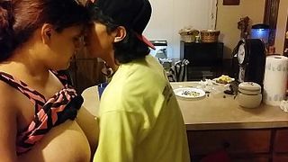 Приёмный сын поимел сиськастую мамашу в рот на кухне перед камерой