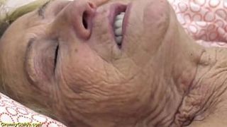 Внук длинным хером присунул старой бабке в заросшую манду и спустил ей в рот